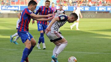 Iñigo Vicente controla un balón en Ipurua.
