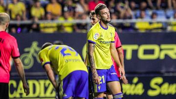Un jugador del Cádiz se lamenta durante el último partido.