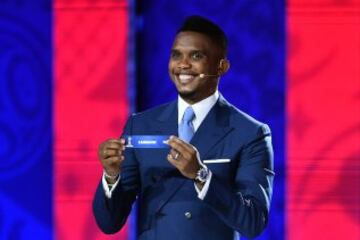 Samuel Eto'o  durante el sorteo de la fase previa para el mundial de Rusia 2018.