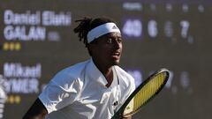 El tenista sueco Mikael Ymer, durante su partido ante Daniel Elahi Galan en Wimbledon.