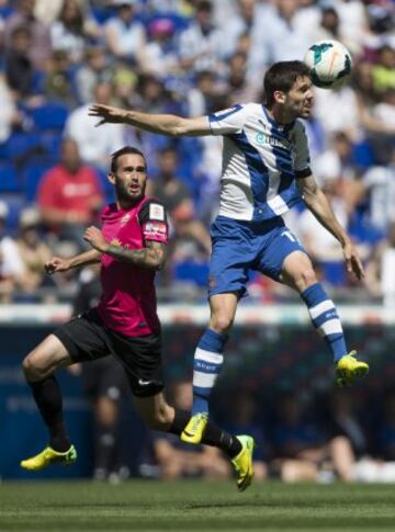 Salto del jugador del RCD Espanyol Victor Álvarez frente al Aleix Vidal, de la UD Almería, durante el partido entre ambos conjuntos, correspondiente a la 35ª jornada de Liga BBVA, disputado esta mañana en Cornellá-El Prat. 
