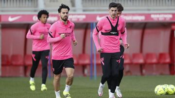 Suso, autor del gol del último triunfo del Sevilla, se ejercita junto a Carlos Fernández.