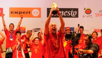 12/07/10 MUNDIAL SURAFRICA 2010
SELECCION ESPAÑOLA ESPAÑA
CAMPEONES DEL MUNDO 2010
RECIBIMIENTO CELEBRACION RECORRIDO AUTOBUS AUTOCAR
ESCENARIO PRINCIPE PIO PASEO DEL REY
PEPE REINA