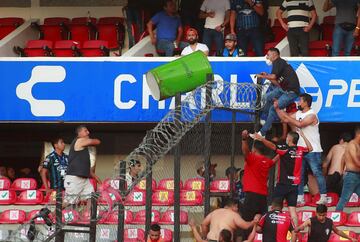 La novena jornada de la Liga MX tuvo que ser suspendida tras la batalla campal entre los hinchas del Atlas y de Querétaro. Según las autoridades hay 22 heridos, dos graves.