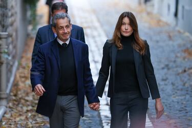 Nicolas Sarkozy y Carla Bruni salen de su casa el 21 de octubre de 2025 hacia la prisión de Santé en París, Francia. El expresidente francés (2007 y 2012) fue sentenciado a cinco años de cárcel por conspiración a través de un plan para obtener fondos del régimen del difunto dictador libio, el coronel Gadafi, para su campaña electoral. Sarkozy es el primer expresidente de un país de la UE en cumplir una condena en prisión y el primer líder francés de posguerra en ser encarcelado. Finalmente, salió a las tres semanas bajo estricta supervisión judicial y tiene prohibido salir de Francia antes del proceso de apelación que se resolverá en 2026.