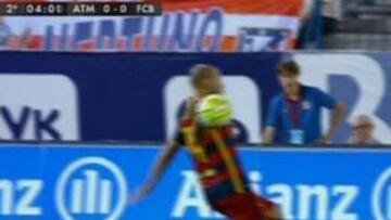 Mascherano toca el balón con la mano.