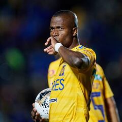 Realiza Enner Valencia donación de mascarillas en Ecuador