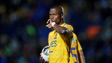 Realiza Enner Valencia donación de mascarillas en Ecuador