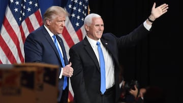 El presidente de los Estados Unidos, Donald J. Trump (izquierda) y el vicepresidente Mike Pence (derecha) saludan a la Convención Nacional Republicana en el Centro de Convenciones de Charlotte en Charlotte, Carolina del Norte, Estados Unidos, 24 de agosto 2020.