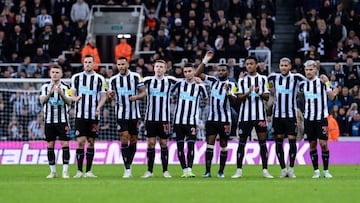 NEWCASTLE UPON TYNE, ENGLAND - NOVEMBER 09:  Newcastle players look on during penalty shootout during the Carabao Cup Third Round match between Newcastle United and Crystal Palace at St James' Park on November 09, 2022 in Newcastle upon Tyne, England. (Photo by Serena Taylor/Newcastle United via Getty Images)