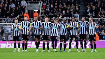 NEWCASTLE UPON TYNE, ENGLAND - NOVEMBER 09: Newcastle players look on during penalty shootout during the Carabao Cup Third Round match between Newcastle United and Crystal Palace at St James' Park on November 09, 2022 in Newcastle upon Tyne, England. (Photo by Serena Taylor/Newcastle United via Getty Images)