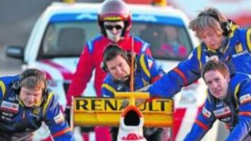 <b>A MENOS PRUEBAS, MÁS PARO EN LA F-1. </b>El perjuicio humano de la reducción de pruebas privadas y costes en la F-1 es la pérdida de puestos de trabajo. Las principales escuderías ya están negociando la rescisión del contrato de miembros de sus equipos de test y la inclusión de esas tres jornadas podría pararlo.