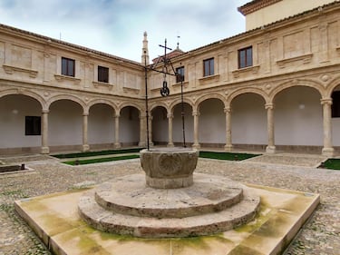 Fundada por el Cardenal Cisneros en 1499, fue la primera ciudad diseñada y construida especialmente como sede de una universidad. Contribuyó de manera determinante a los avances lingüísticos en los estudios de la lengua española gracias a que por allí pasaron algunas de las mentes más brillantes, entre ellos Miguel de Cervantes. Sirvió como modelo para otros centros de enseñanza en Europa y América.