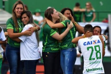 Emotivo homenaje a las víctimas del accidente aéreo de Chapecoense Most of the members of the Chapocoense football team perished in a November 28, 2016 plane crash in Colombia. / AFP PHOTO / NELSON ALMEIDA