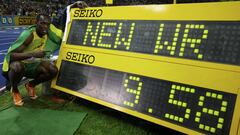 Usain Bolt posa con la marca de su r&eacute;cord mundial de los 100 metros lisos en los Mundiales de Berl&iacute;n 2009.