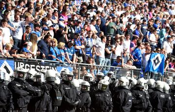 Así fueron los disturbios por el descenso del Hamburgo