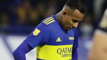 Boca Juniors' Colombian forward Sebastian Villa (R) reacts after missing to score against Arsernal during their Argentine Professional Football League Tournament 2022 match at La Bombonera stadium in Buenos Aires, on June 5, 2022. (Photo by ALEJANDRO PAGNI / AFP) (Photo by ALEJANDRO PAGNI/AFP via Getty Images)