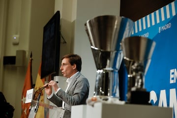 El alcalde de Madrid, José Luis Martínez Almeida, interviene durante el acto en el que el Real Madrid presentó en el Ayuntamiento de la capital el título de la Euroliga de baloncesto.