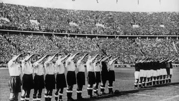 Las selecciones alemana e inglesa realizando el saludo nazi durante el Mundial de Ftbol de 1938, celebrado en Alemania