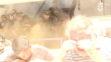 Carabineros dispersó con gas lacrimógeno a feriantes en la Municipalidad de San Ramón: impactante escena