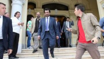 Al-Thani, saliendo del ayuntamiento de Málaga