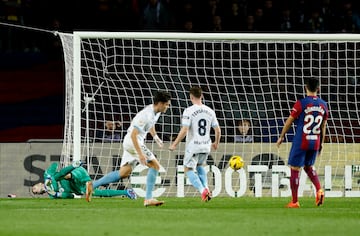 1-2. Miguel Guiterrez avanza con el balón controlado, se detiene, amaga en el borde del área, se cuela en ella y suelta  un punterazo con la izquierda para batir a Iñaki Peña.