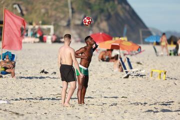 Vinicius disfruta de sus vacaciones en las playas de Río