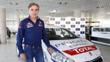 Carlos Sainz, junto al Peugeot 208.