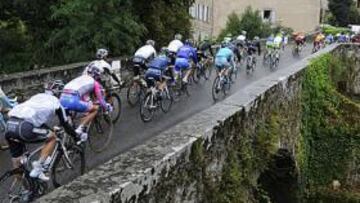 <b>CAMINO DE LAS MONTAÑAS. </b>El pelotón se protegió del frío y de la lluvia con chubasqueros y ropa de abrigo. Nadie diría que el mes de julio ha llegado a Francia.