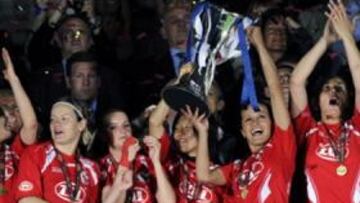 <b>LAS PRIMERAS CAMPEONAS. </b>Las jugadoras del Postdam reciben el título de campeonas de la Champion.