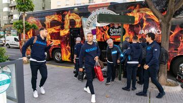 El portero Dani Gim&eacute;nez y Quique Gonz&aacute;lez se dirigen al hotel de concentraci&oacute;n del Deportivo.