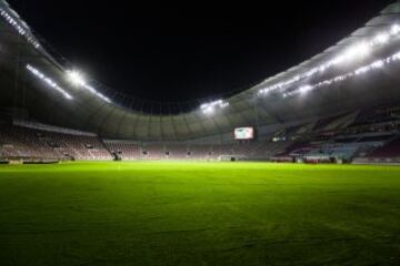 El Khalifa International Stadium es el recinto al aire libre refrigerado mÃ¡s El Khalifa International Stadium es el recinto al aire libre refrigerado más grande del mundo, diseñado para que la sensación térmica en su interior sea de 26º en una zona en la que se registran temperaturas máximas de 50º en verano. 