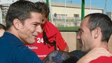 <b>AMIGOS. </b>Luis Gil acudió hace unos días a Elche a saludar a sus ex compañeros. En la imagen, con Nino.