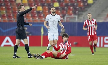 El árbitro Felix Brych y Joao Félix.