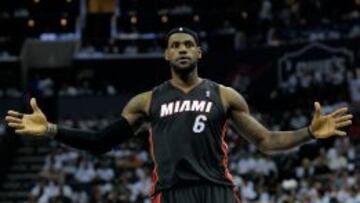 LeBron James, durante el tercer encuentro ante los Bobcats.