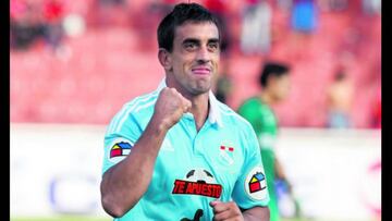 Diego Ifr¨¢n celebra un gol con Sporting Cristal.