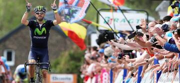Alejandro Valverde celebra su triunfo en la Flecha Valona ocho años después,