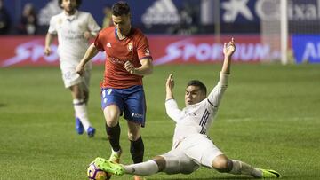 Jaime Romero ante Casemiro en el Osasuna-Real Madrid.