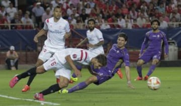 Fiorentina sufrió en su visita a Sevilla, en la Europa League.