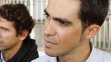 Alberto Contador atiende a los medios de comunicaci&oacute;n en el centro para ni&ntilde;os discapacitados San Juan de Dios, en Las Palmas de Gran Canaria. 
