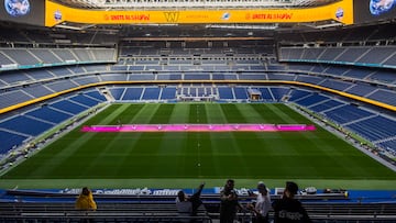 El Bernabéu, engalanándose para la NFL mientras los operarios cuidan el césped.