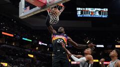 Deandre Ayton, p&iacute;vot de Phoenix Suns, machaca ante San Antonio Spurs.