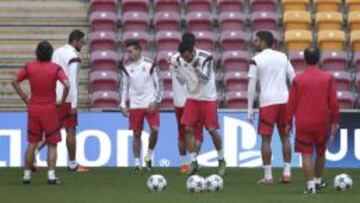 El Benfica se ejercita en el Turk Tekekom Arena de Estambul.