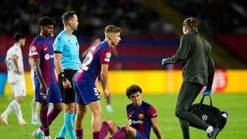 BARCELONA, 25/10/2023.- El delantero del Barcelona Joao Félix (2-d) se lamenta en suelo, durante el partido de la Liga de Campeones que FC Barcelona y Shakhtar Donetsk disputan este miércoles en el Estadi Olimpic Lluis Conpanys. EFE/Alejandro García