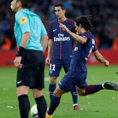 Neymar expulsado, falta en la frontal...y Cavani hace esto en el 93'