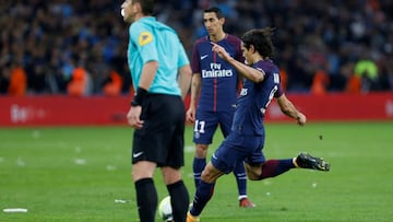 Soccer Football - Ligue 1 - Olympique de Marseille vs Paris St Germain - Orange Velodrome, Marseille, France - October 22, 2017   Paris Saint-Germain&rsquo;s Edinson Cavani scores their second goal              REUTERS/Philippe Laurenson