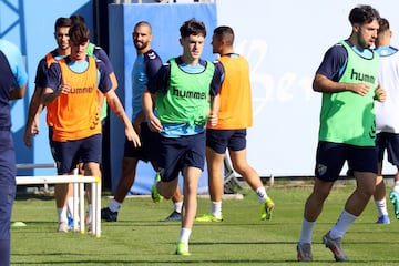 Ochoa (en el centro) e Izan (a la izquierda) están con sus selecciones Sub-19.