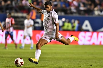 El lateral de las Chivas empujó a un aficionado del Guadalajara en el Aeropuerto de Tijuana. 