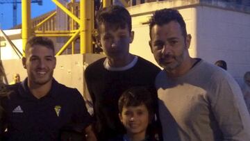 18/02/19 MERE ENTRENADOR DEL FUENLABRADA CON VALLEJO JUGADOR DEL CADIZ FICHADO POR EL VALENCIA CON LOS HIJOS DE MERE
FOTOENVIADAPORCONRADOVALLE