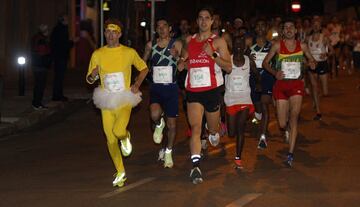 Miles de corredores despiden el año en Madrid en la 50 edición de la San Silvestre Vallecana.